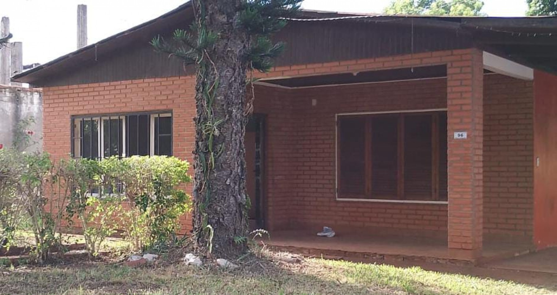 Casa Ladrillos a la vista, en excelente ubicacion, calle asfaltada y terreno amplio en 2 de Mayo, Provincia de Misiones