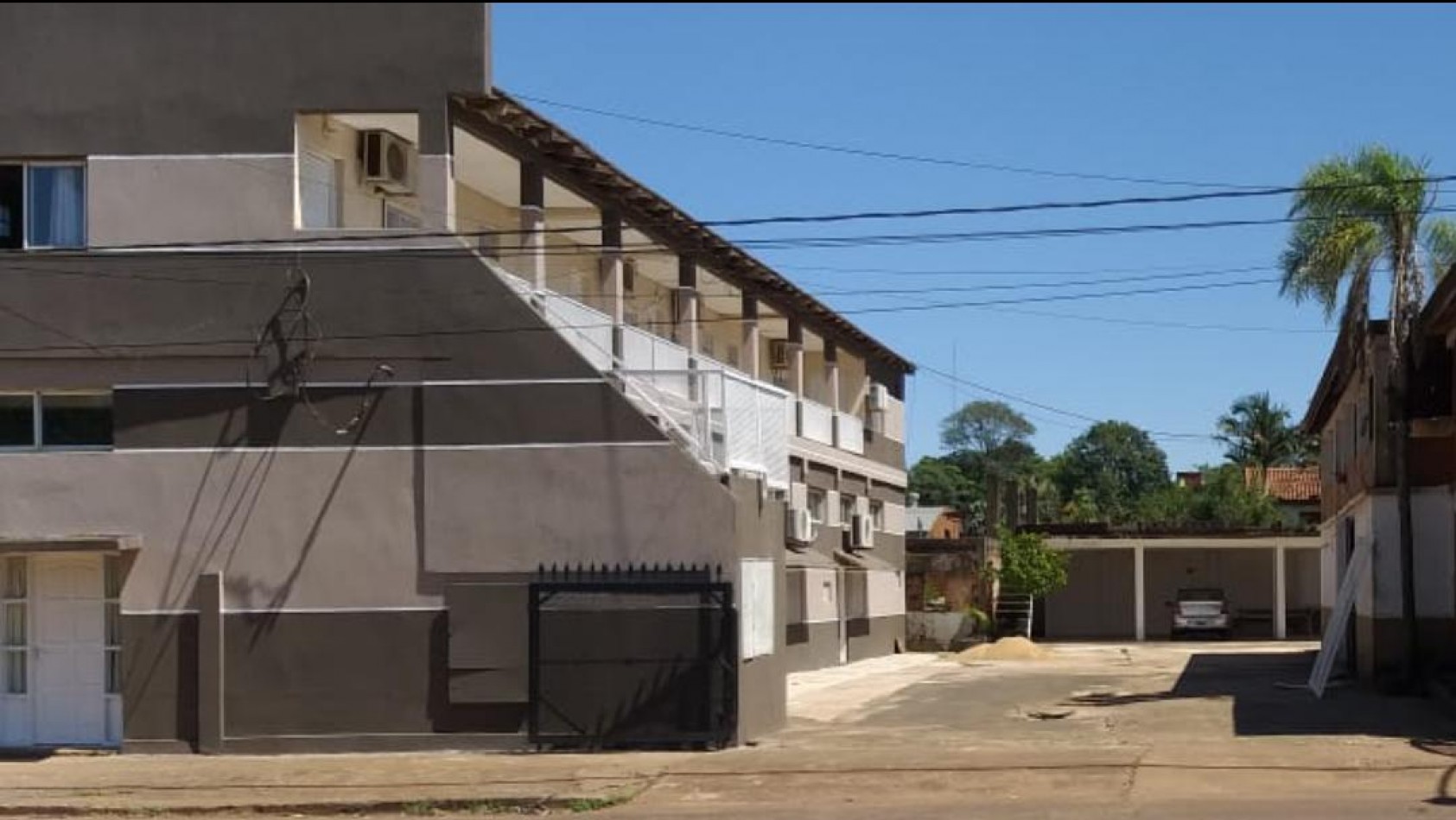 OFRECIMIENTO DE VENTA - PUERTO IGUAZU COMPLEJO COMERCIAL Y RESIDENCIAL con alto potencial en sector estrategico de alto valor turistico.  Puerto Iguazu, a 30´ de Cataratas del Iguazu Provincia de Misiones, Argentina.-