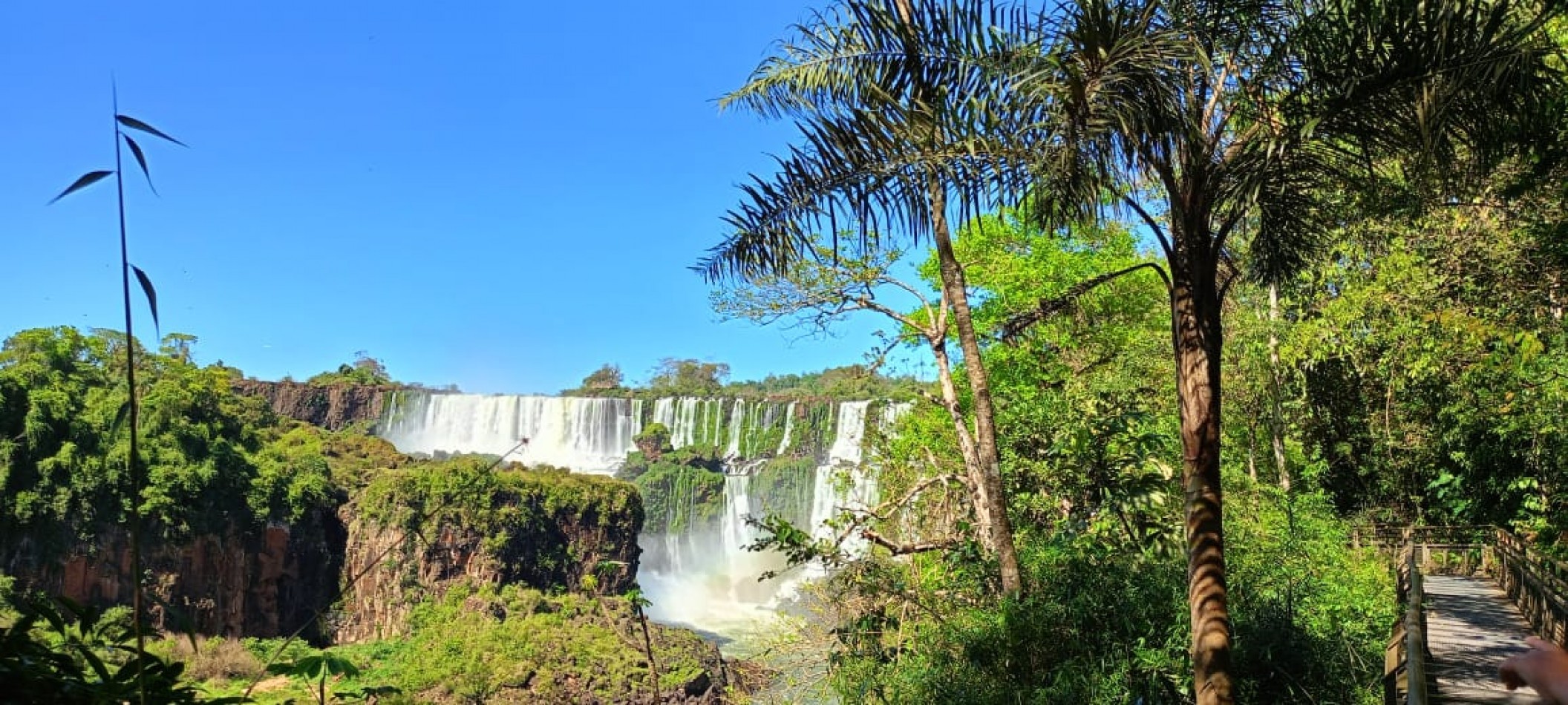 OFRECIMIENTO DE VENTA - PUERTO IGUAZU COMPLEJO COMERCIAL Y RESIDENCIAL con alto potencial en sector estrategico de alto valor turistico.  Puerto Iguazu, a 30´ de Cataratas del Iguazu Provincia de Misiones, Argentina.-
