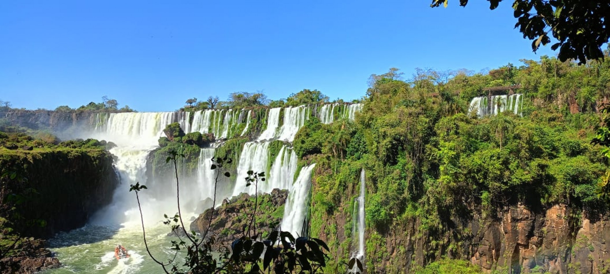 OFRECIMIENTO DE VENTA - PUERTO IGUAZU COMPLEJO COMERCIAL Y RESIDENCIAL con alto potencial en sector estrategico de alto valor turistico.  Puerto Iguazu, a 30´ de Cataratas del Iguazu Provincia de Misiones, Argentina.-