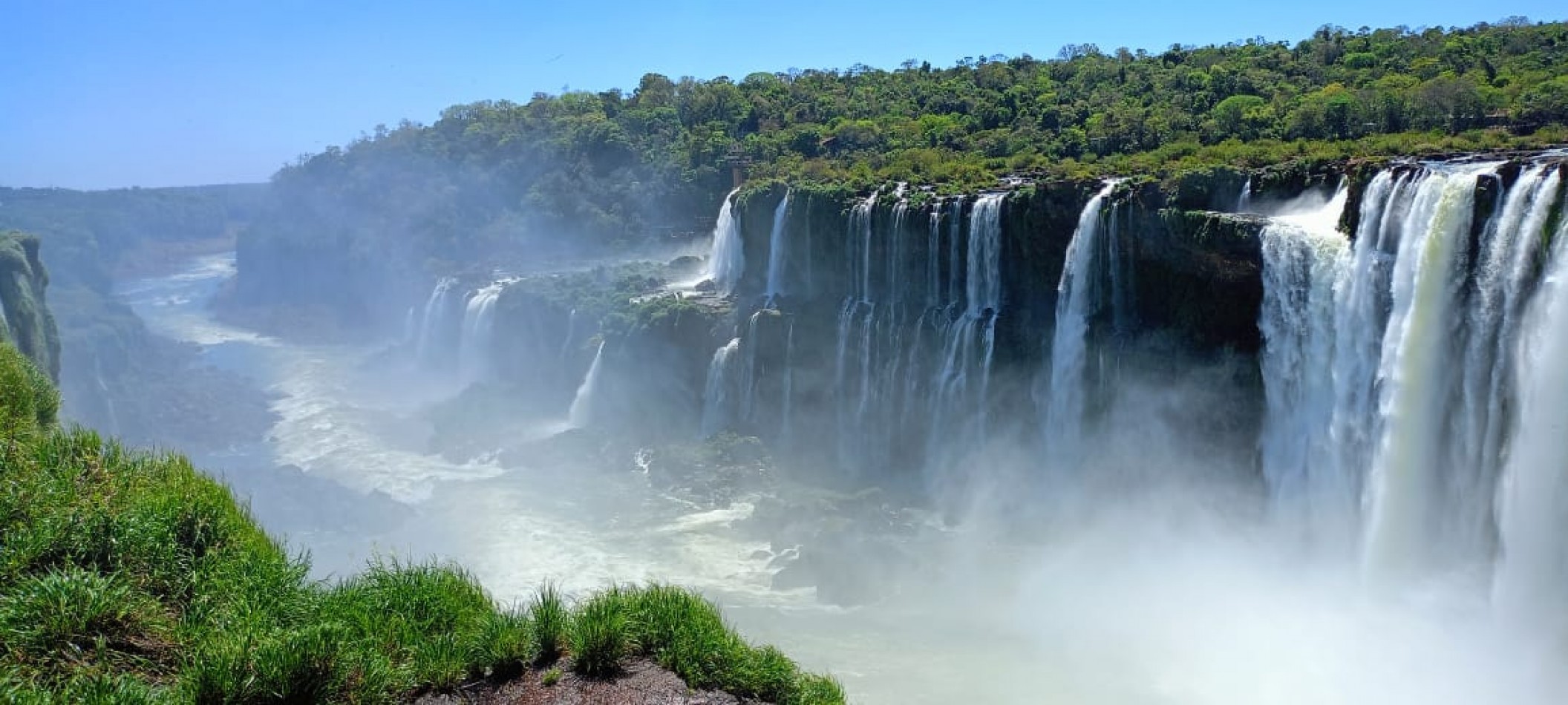 OFRECIMIENTO DE VENTA - PUERTO IGUAZU COMPLEJO COMERCIAL Y RESIDENCIAL con alto potencial en sector estrategico de alto valor turistico.  Puerto Iguazu, a 30´ de Cataratas del Iguazu Provincia de Misiones, Argentina.-