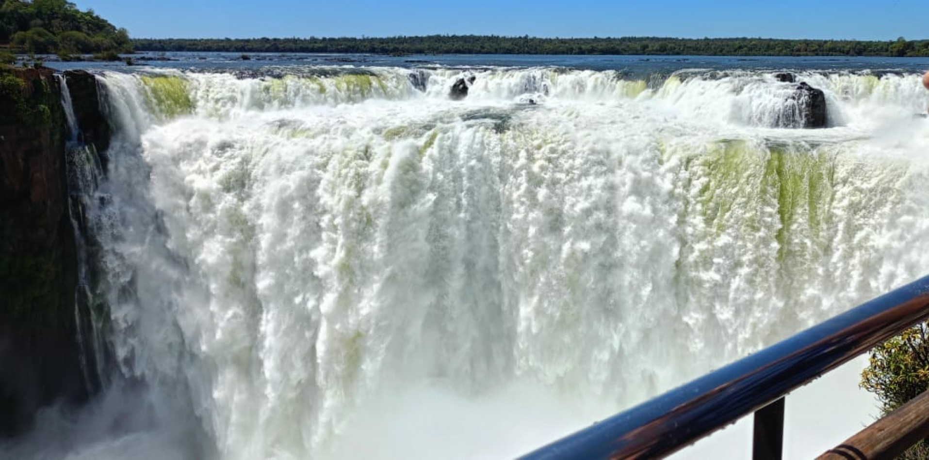 OFRECIMIENTO DE VENTA - PUERTO IGUAZU COMPLEJO COMERCIAL Y RESIDENCIAL con alto potencial en sector estrategico de alto valor turistico.  Puerto Iguazu, a 30´ de Cataratas del Iguazu Provincia de Misiones, Argentina.-