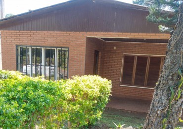 Casa Ladrillos a la vista, en excelente ubicacion, calle asfaltada y terreno amplio en 2 de Mayo, Provincia de Misiones