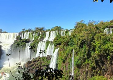 OFRECIMIENTO DE VENTA - PUERTO IGUAZU COMPLEJO COMERCIAL Y RESIDENCIAL con alto potencial en sector estrategico de alto valor turistico.  Puerto Iguazu, a 30´ de Cataratas del Iguazu Provincia de Misiones, Argentina.-