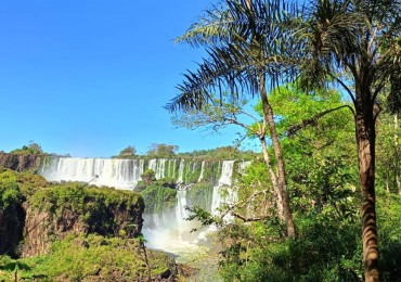 OFRECIMIENTO DE VENTA - PUERTO IGUAZU COMPLEJO COMERCIAL HOTELERO TURISTICO  con altisimo potencial en sector estrategico de alto valor turistico.  Puerto Iguazu, a 30´ de Cataratas del Iguazu Provincia de Misiones, Argentina.-